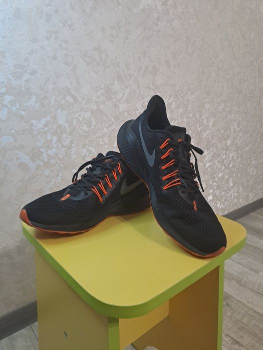 Кросівки чоловічі