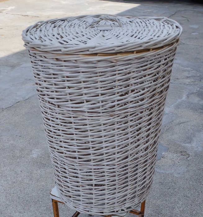 Cesto redondo em vime, ideal para colocar roupa suja ou arrumação de peluches