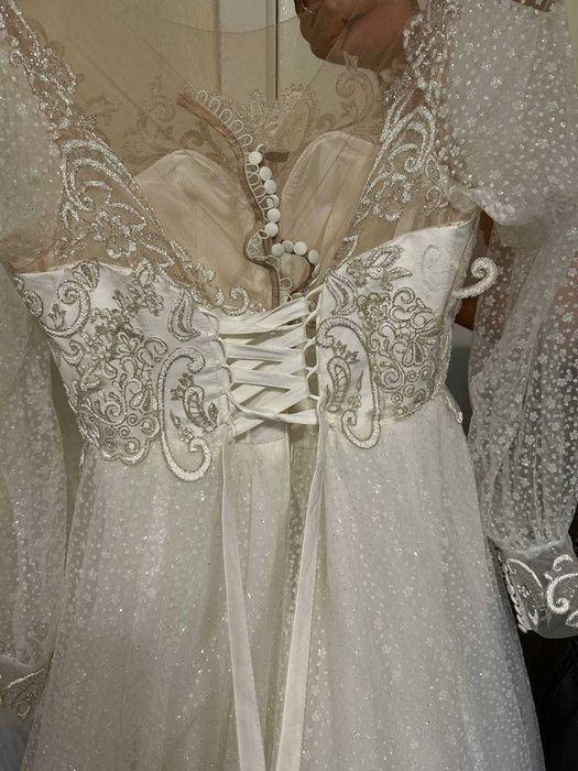 Шикарна весільна сукня