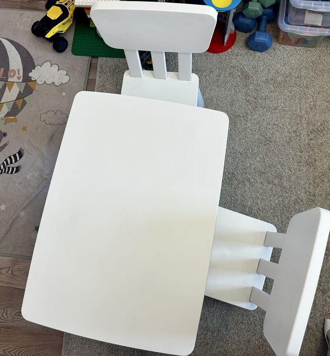 Дитячий стіл IKEA MAMMUT + 2 стільці IKEA MAMMUT.