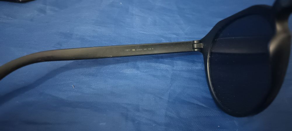 Óculos são do modelo Hawkers Warwick