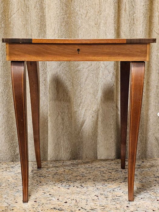 MESA de APOIO com CAIXA de MÚSICA anos 1950/1960