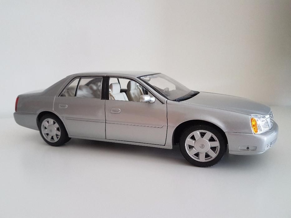 Miniatura Cadillac DeVille 2000 Maisto Escala 1:18