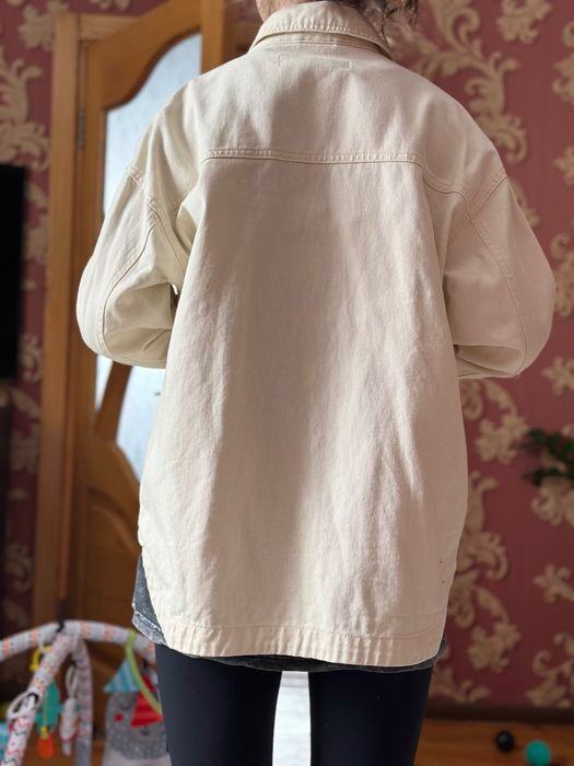Молочна джинсова куртка