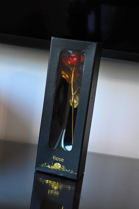 Rosa Decorativa Vermelha e Dourada