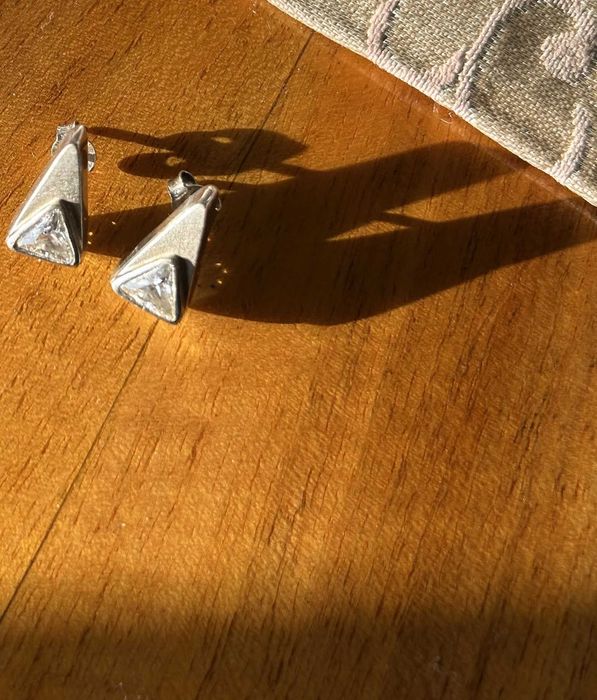 kolczyki srebrne z cyrkonią piramidki