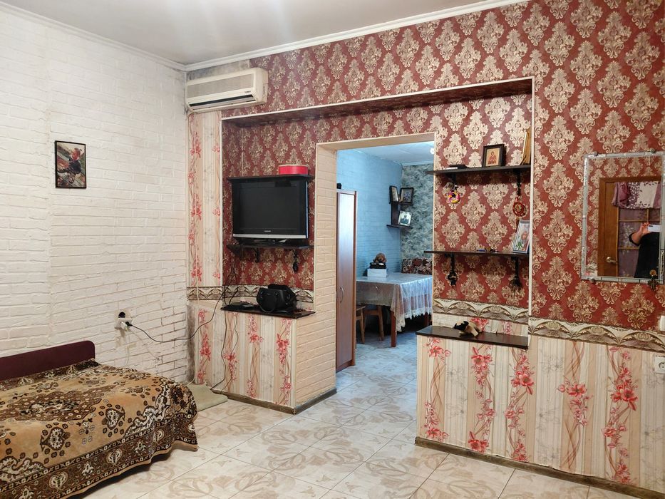 У продажу гарна велика 2-кімнатна квартира.