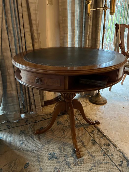 Mesa de jogo em madeira com pequeno friso gravado a dourado