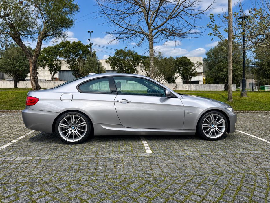 BMW 320I Coupé Pack M - livro de revisões completo na BMW