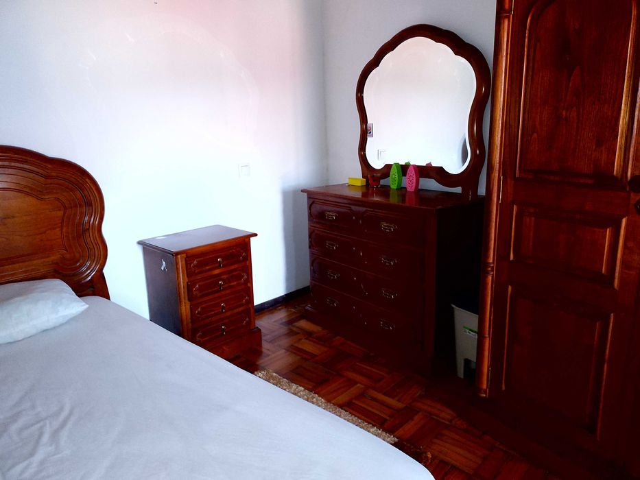 Alugo quarto com luz, água e internet