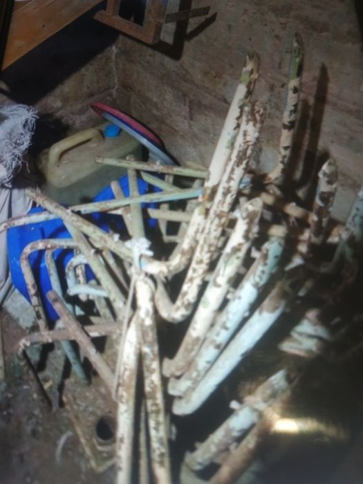 Каркаси від стільців металеві.