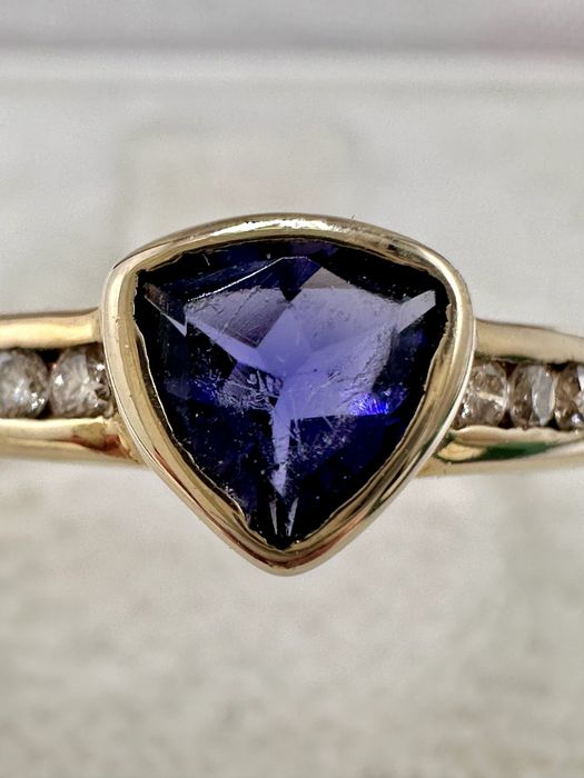 Złoty pierścionek z tanzanitem 0,45ct i diamentami