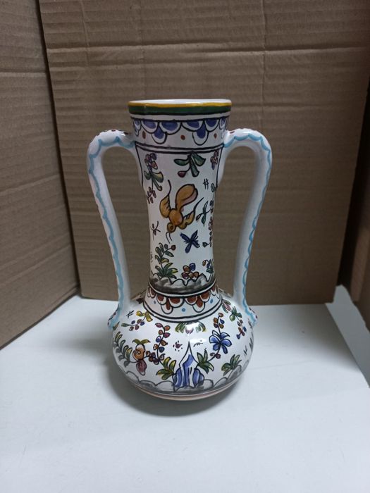 Jarra em faiança decorativa de Coimbra - peça numerada.
Pintado à mão