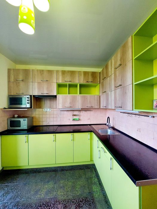 метро Дорогожичі,вул.Рилеева 25. Подільский район.