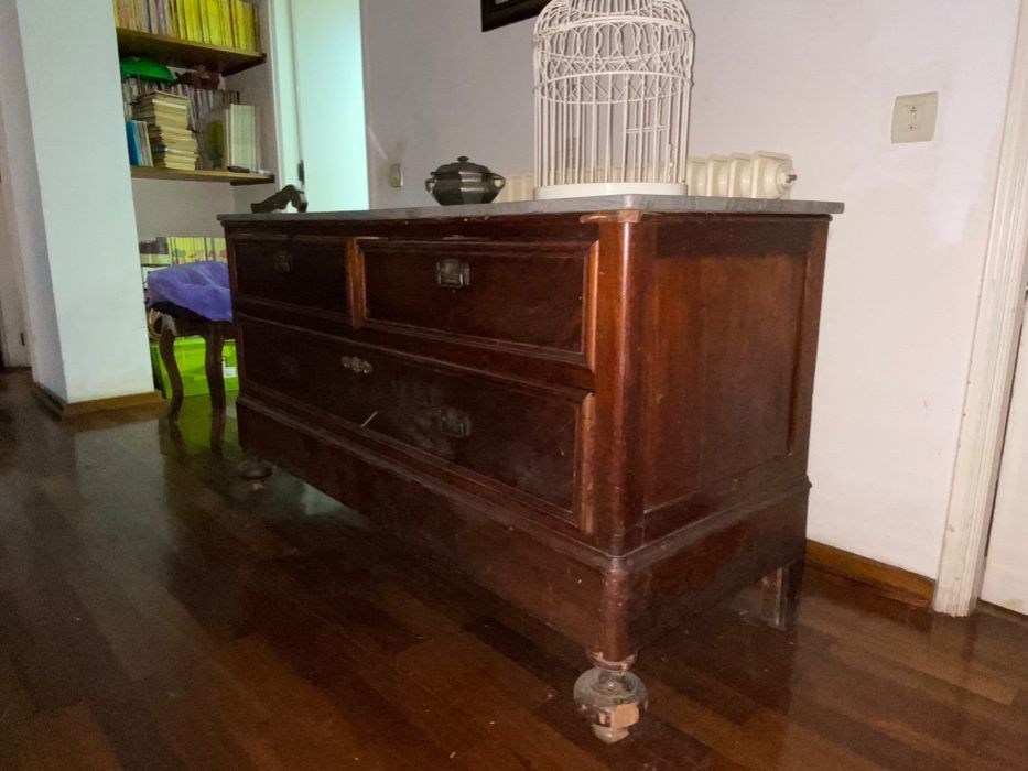 Cómoda antiga com placa de pedra mármore