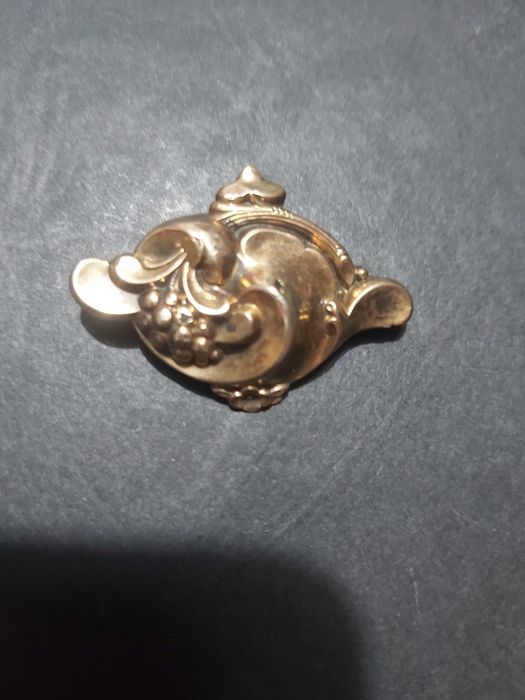 Vintage broszka  w złotym kolorze.