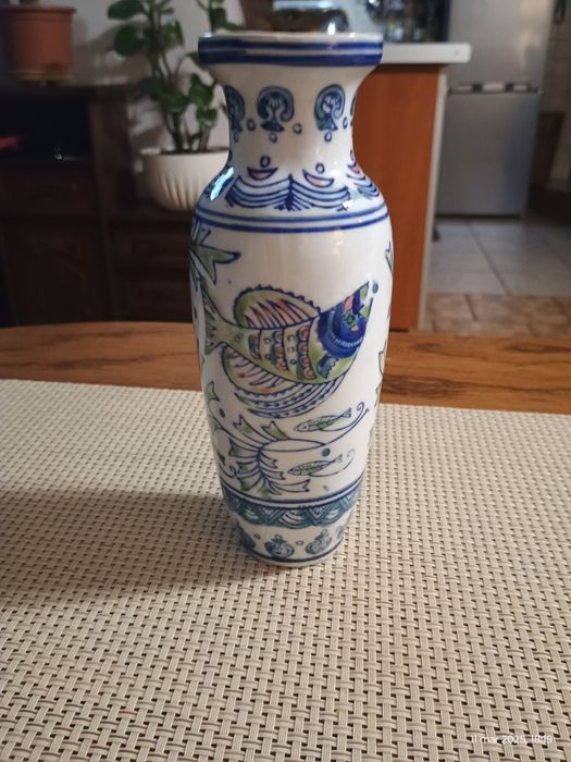 Porcelanowy wazonik z motywem ryb.