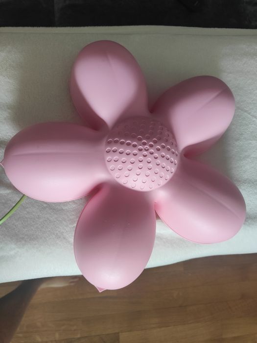 Candeeiro de parede em forma de flor e caixa com acessórios