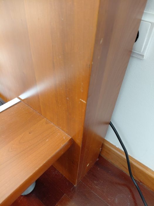 Cama com estrado e mesas de cabeceira