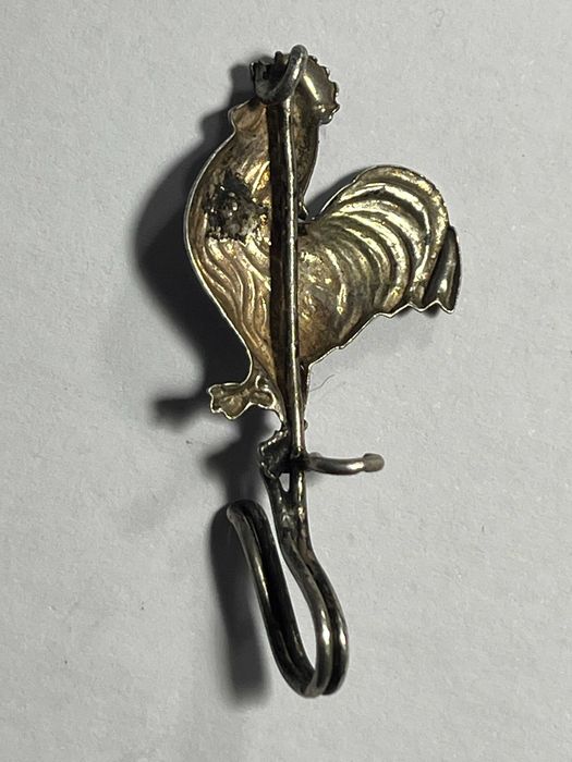 Galo em prata / alfinete de peito para segurar o fio do tricot