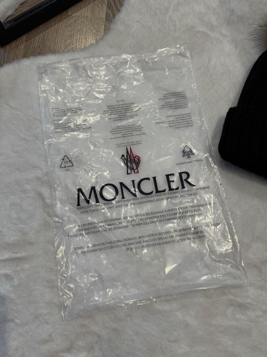 Шапка moncler жіноча вʼязана з натуральним хутром