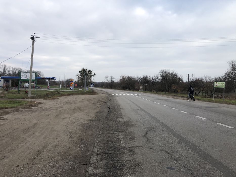 Продаеться углавой участок возле трассы