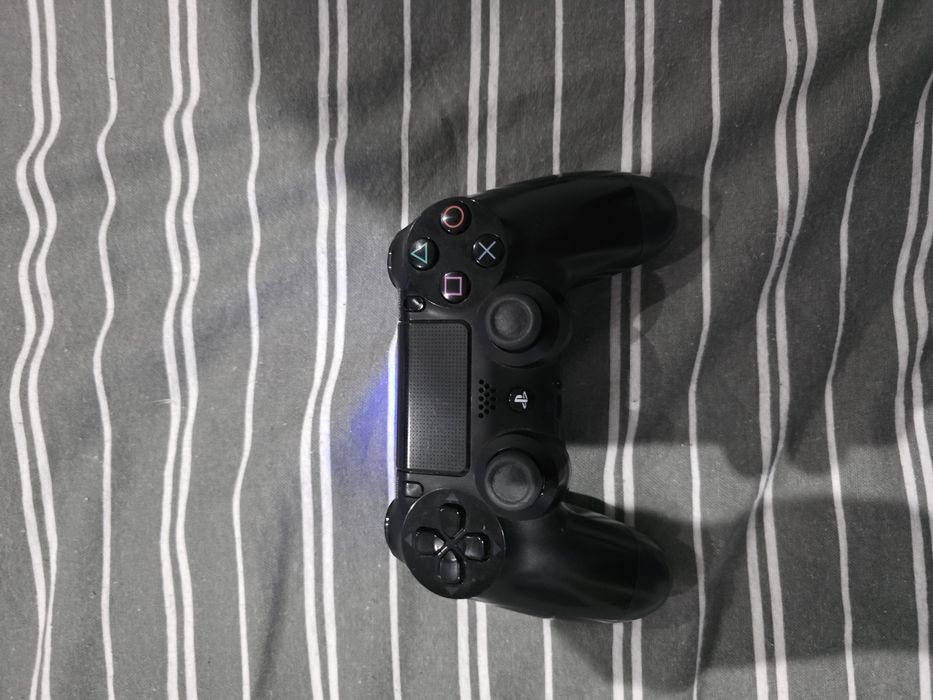PS4 Pro em bom estado com 2 comandos e jogo