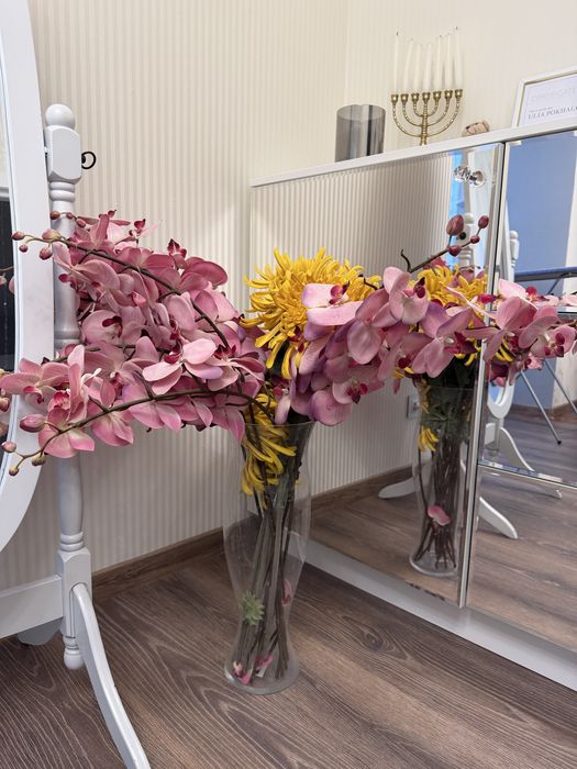 Штучні квіти орхідея та хризантема