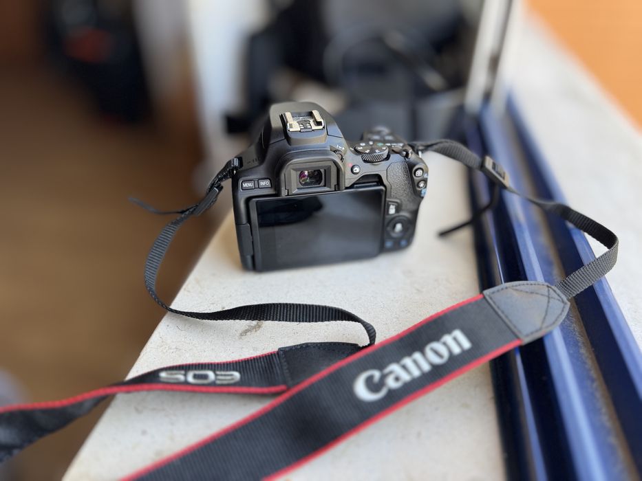 Máquina Fotográfica Canon 250D (como nova)