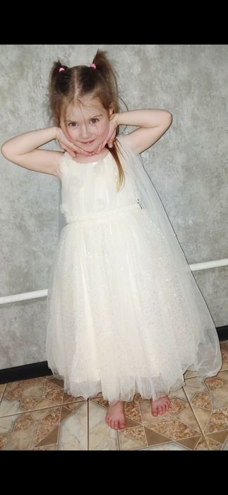 В наявності.Нове плаття на випускний до