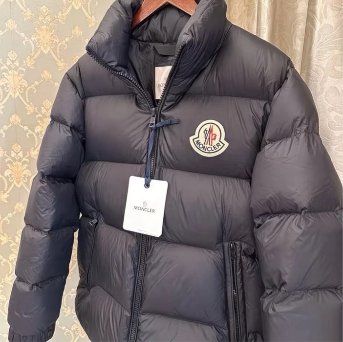 Пуховик бренду Moncler. Moncler