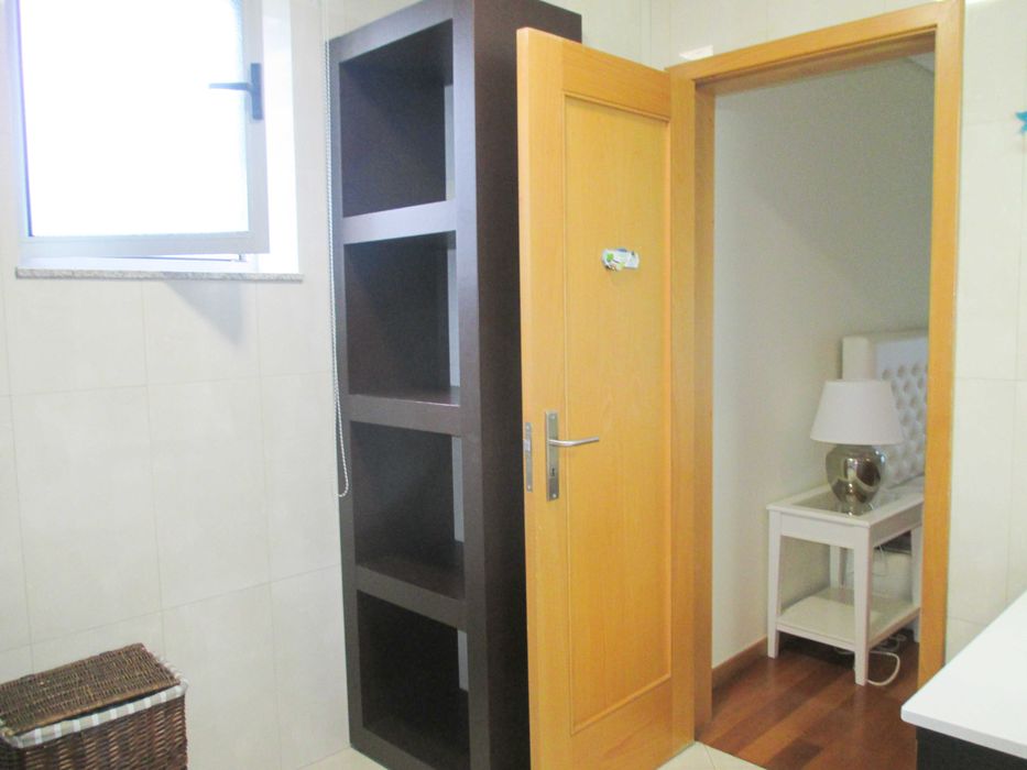 Alugo suite com WC privado ate 30 Junho 2026