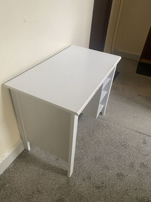 Białe biurko ikea
