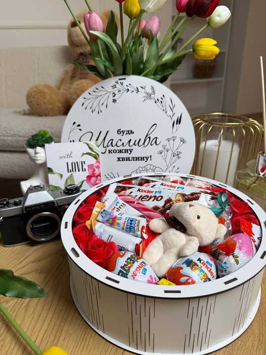 Готовий новорічний подарунок подарунковий набір солодощів Kinder