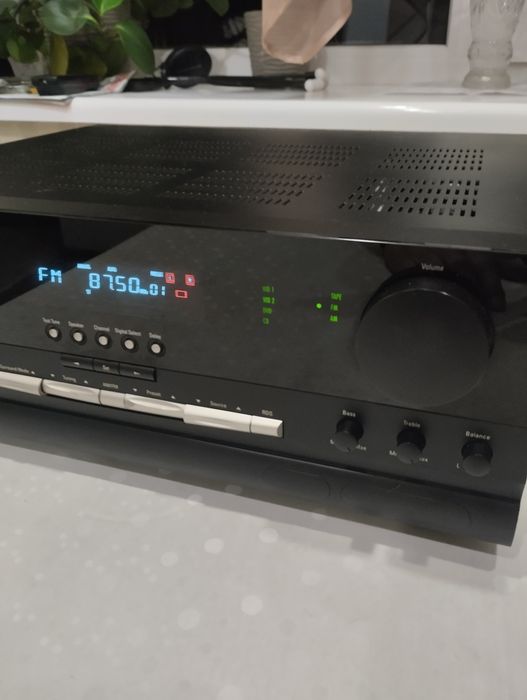 Ресивер Harman-Kardon.