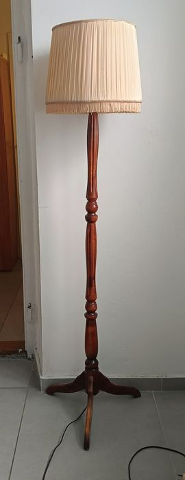 Lampa stojąca idealna do salonu