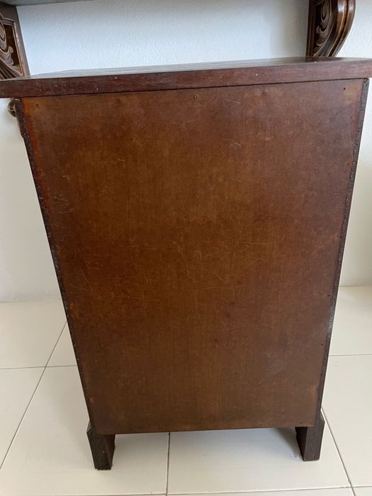 Móvel madeira castanho vertical com gavetas