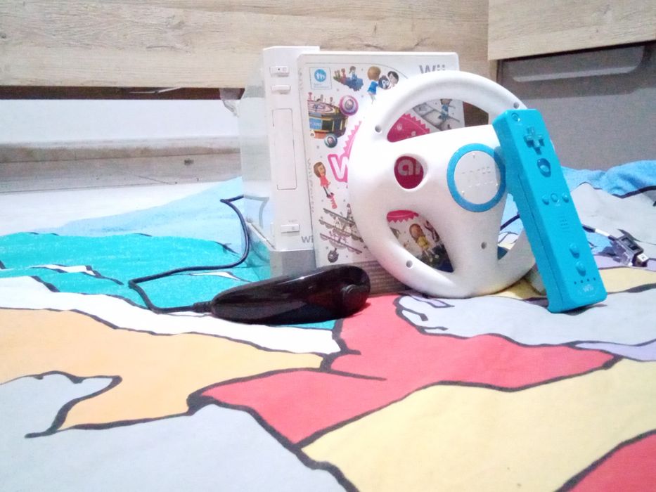 Nintendo Wii com comandos a 70€ e jogo wii party separado a 25€64563978174977123