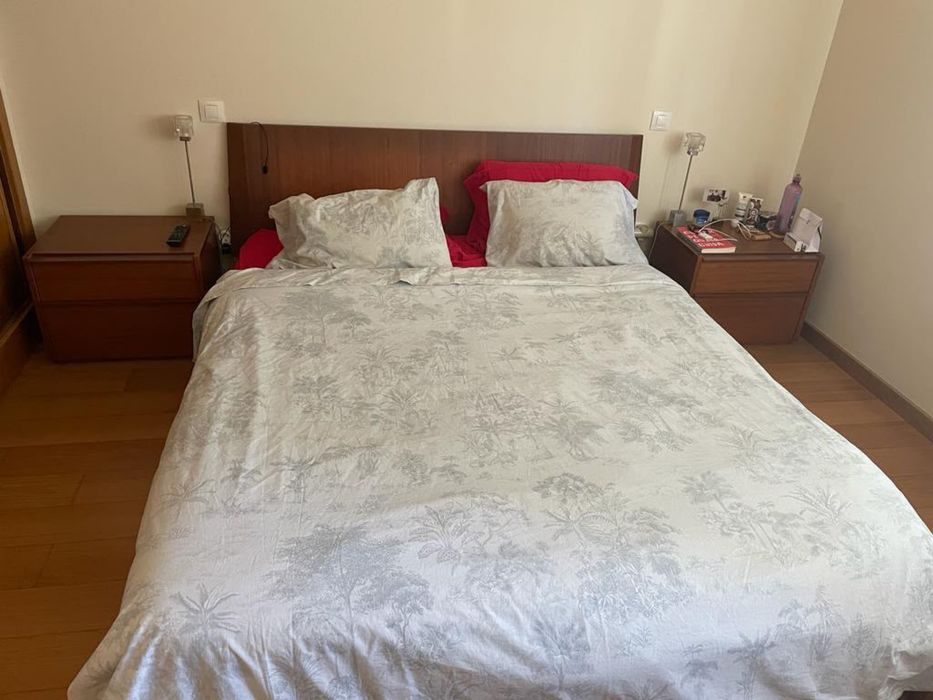Cama casal + 2mesas cabeceira