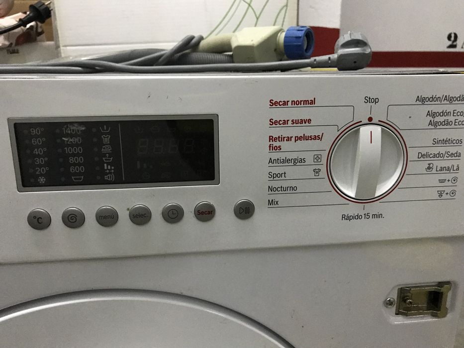 Maquina de lavar a roupa e secar Bosch de encastrar com avaria