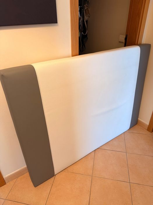 Moldura de cama como nova