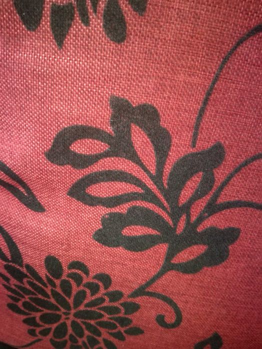 Almofada vermelha e preta