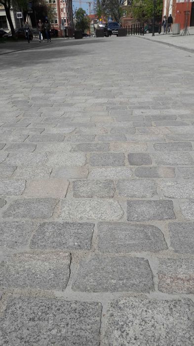 Kostka granitowa cieta płomieniowana starobruk bruk kamień polny