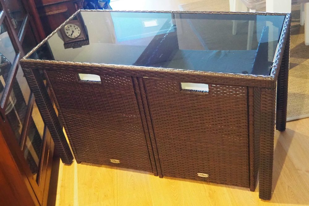 mesa, 2 cadeiras e 2 bancos em vime castanho