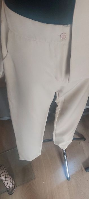 Damski garnitur beżowy