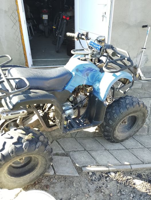 Подаю квадроцикл 110 кузов трохи поцарапаний не працюють лампочки