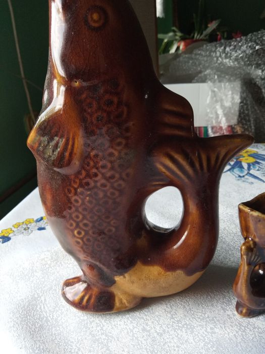 Karafka ryba i 4 małe rybki