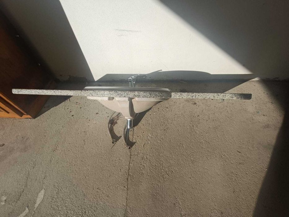 Pedra e lavatório com torneira ótimo estado