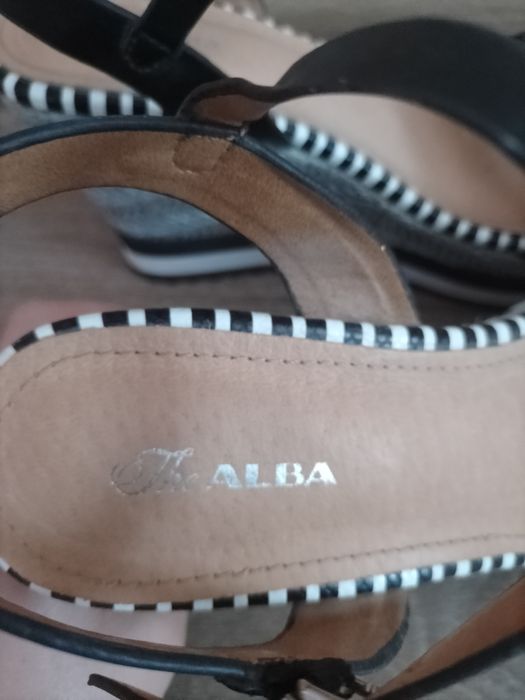 Босоніжки на платформі