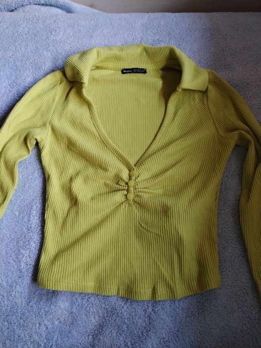 Top Bershka verde lima com botões e gola XS (manga longa)